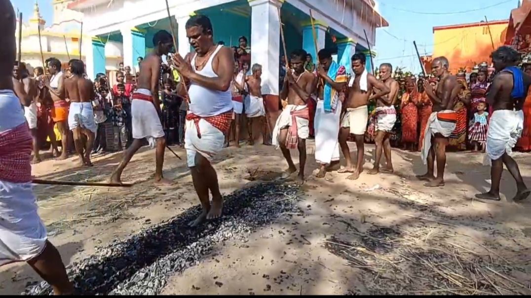 জ্বলন্ত কয়লার ওপর হাঁটছেন মানুষ, ভক্তির প্লাবনে অনন্য খাটঝুড়ি