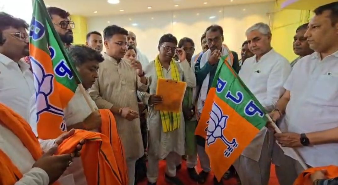 কর্মীদের সম্মান নেই,অভিযোগে তৃণমূল ছাড়লেন নেতারা