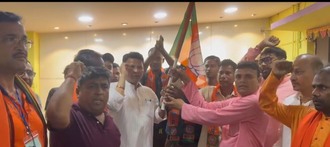 বড়সড় ধাক্কা, একসঙ্গে বিজেপিতে যোগ দিল ১০০ পরিবার