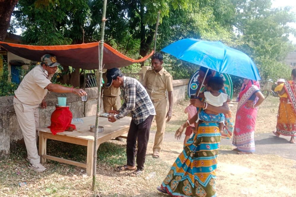 তীব্র গরমে পথচলতি মানুষের পাশে বন দফতর, রাস্তায় মিলছে ঠান্ডা জল ও পুষ্টিকর খাবার