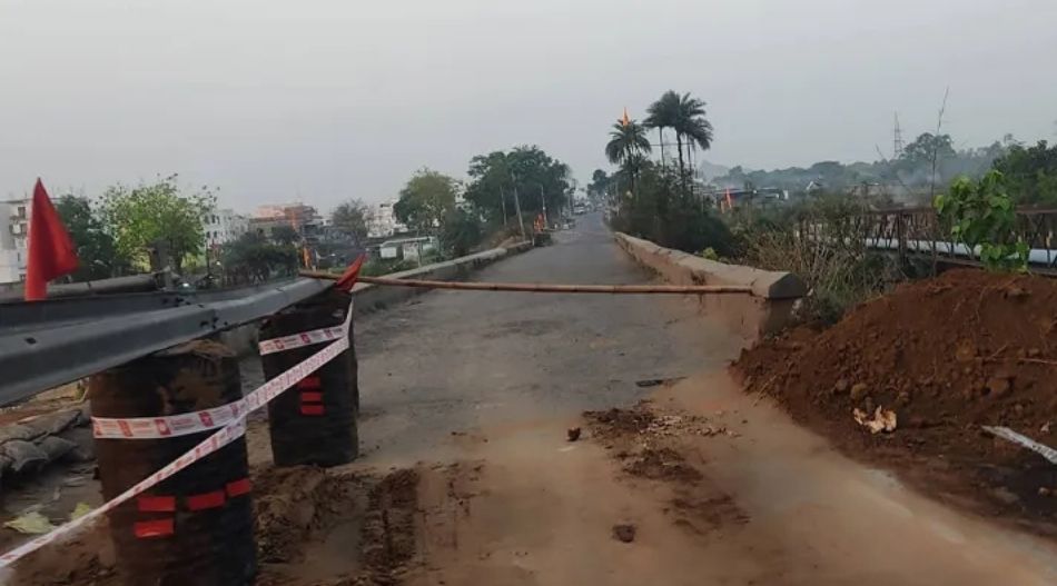নববর্ষের প্রাক্কালে গভীর সংকট, সেতু ভেঙে বিপদ রঘুনাথপুরে