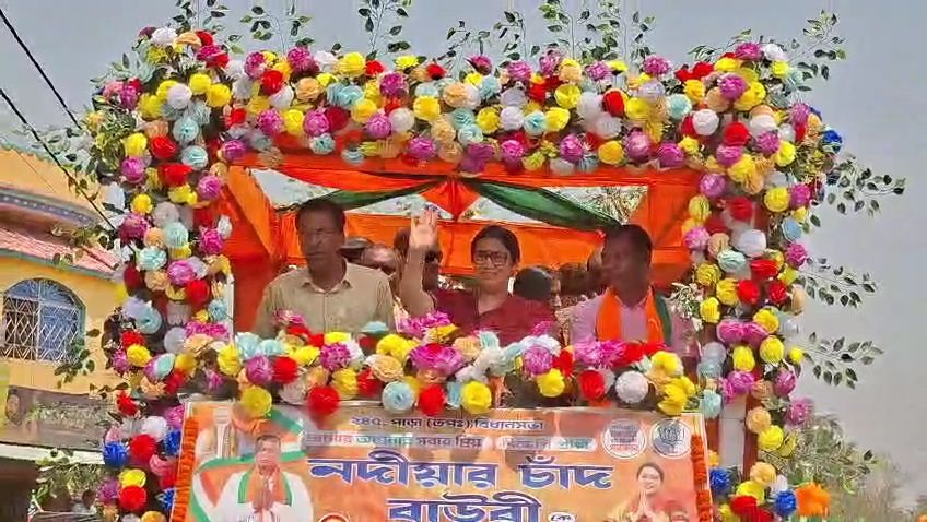 প্রচারের শেষ দিনে স্মৃতি ইরানির জোরদার রোড শো