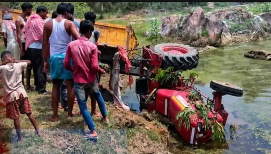 ট্রাক্টরের ইঞ্জিন চাপা পড়ে চালকের মর্মান্তিক পরিণতি
