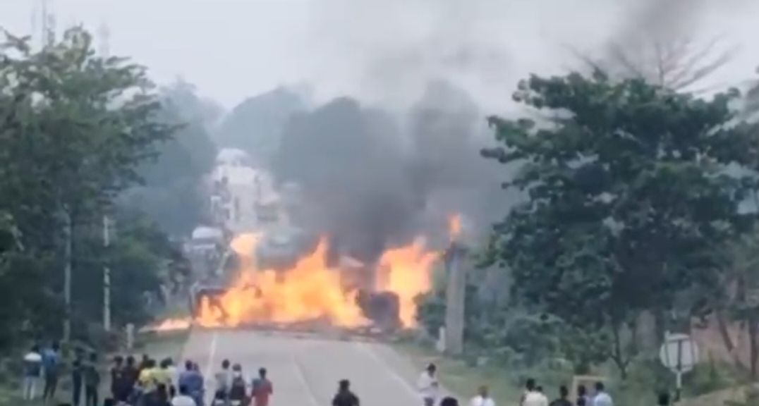 নিয়ন্ত্রণ হারিয়ে উল্টে গ্যাসবাহী ট্যাঙ্কার, মুহূর্তে দাউদাউ আগুন