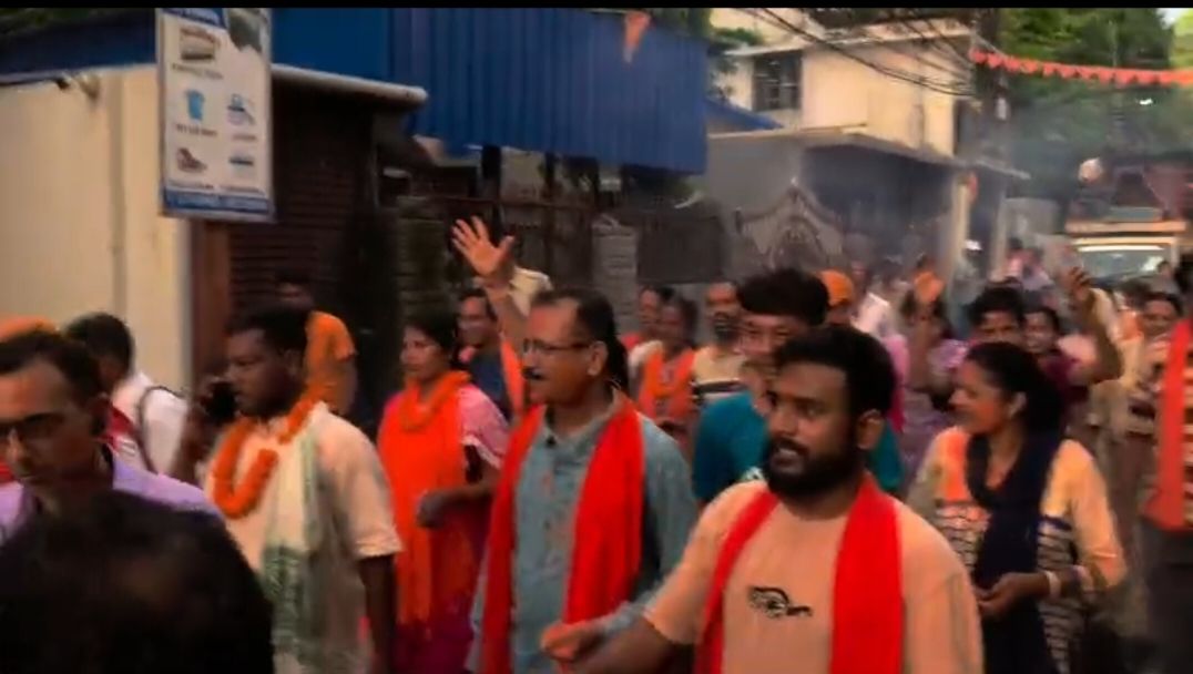 বিজেপির বিজয় মিছিলে আবিরে মাতলেন হিন্দু- মুসলিম নির্বিশেষে শহরবাসী