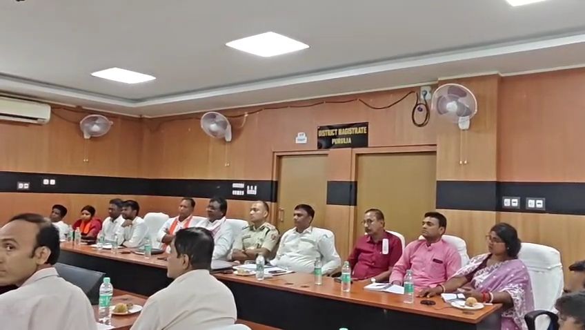 সরকারি অফিসে এখনও 'আইপ্যাক'! ডিএম-এসপি-র পাশে বসেই অভিযোগ পুরুলিয়ার বিধায়কের
