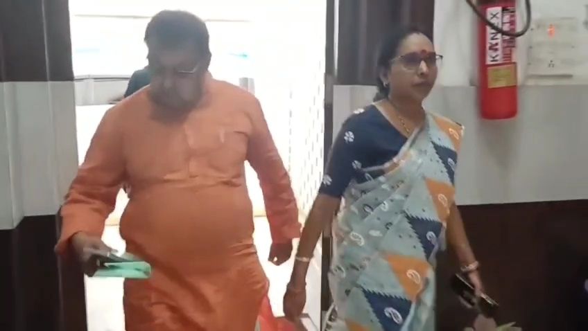 ভোটের পরও কাজ নেই জেলা পরিষদে, সমাধান চাইতে জেলা শাসকের কাছে সভাধিপতি