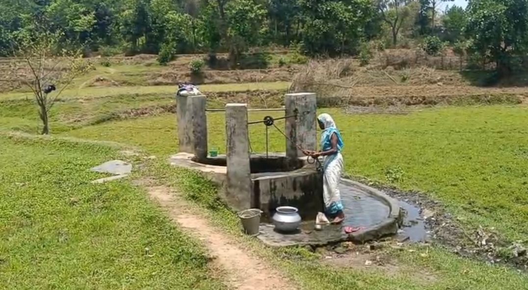 নেই রাস্তা, নেই জলটুকুও, গন্ধডিতে না পাওয়ার গন্ধে দিন কাটছে আদিবাসী পরিবারগুলির