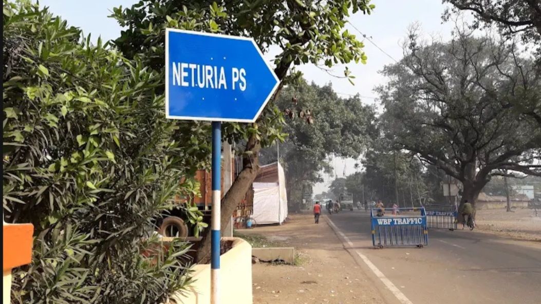 নিতুড়িয়ায় বালি বোঝাই ট্রাক্টর আটক