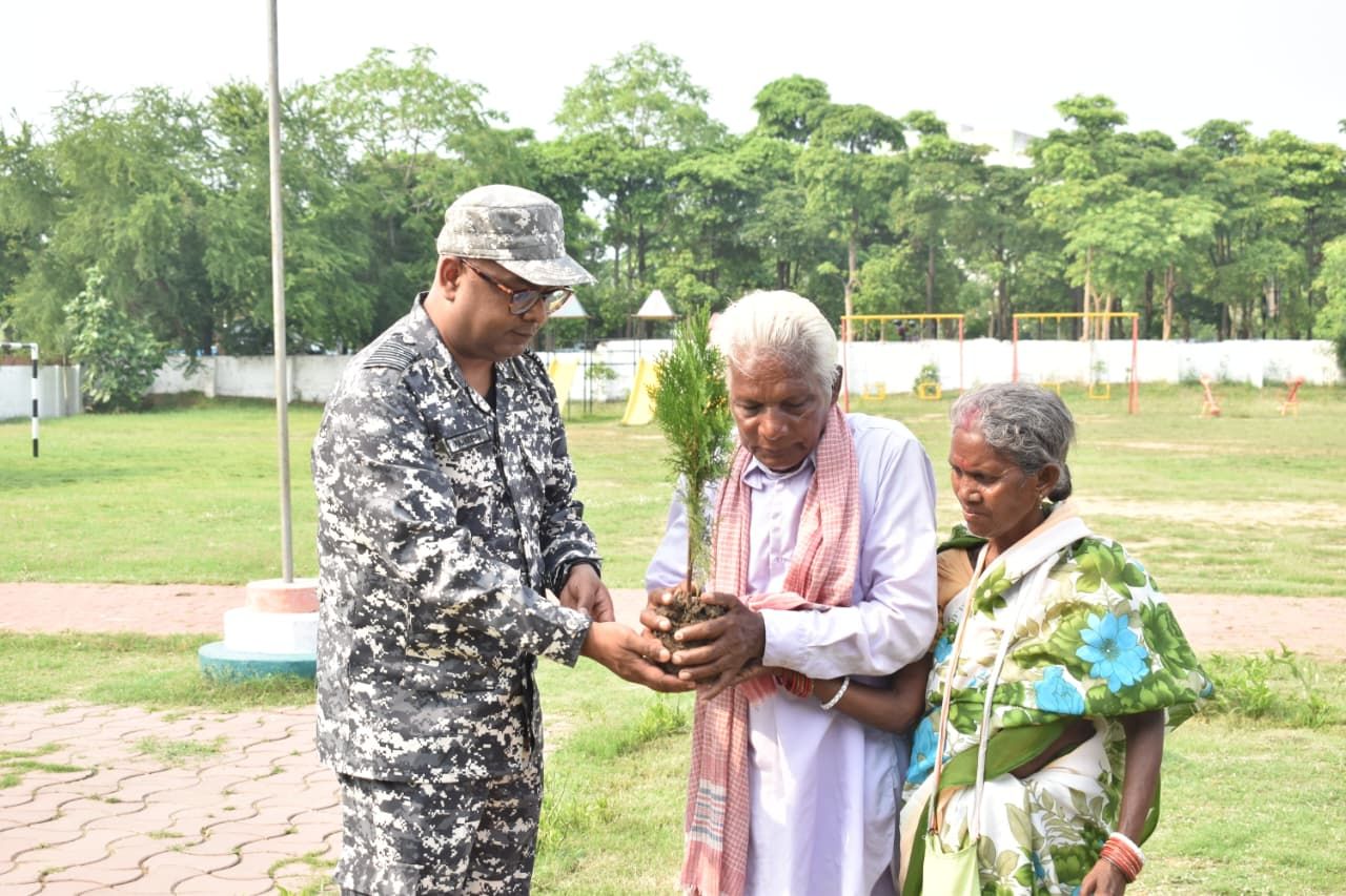 মায়ের নামে গাছ, বিশ্ব পরিবেশ দিবসে পদ্মশ্রী ‘গাছ দাদু’ দুখু মাঝির উপস্থিতিতে অভিনব উদ্যোগ পুরুলিয়া সৈনিক স্কুলে