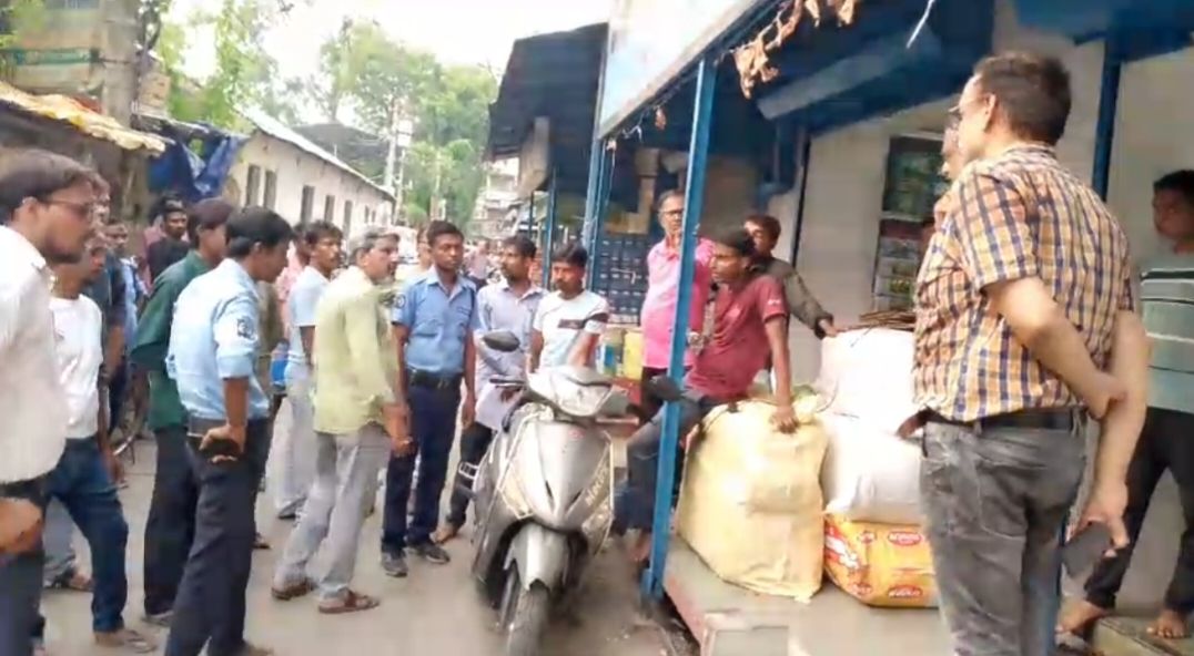 এবার কাপড় গলিতে আজকেই বুলডোজার? হুঁশিয়ারি দিলো প্রশাসন