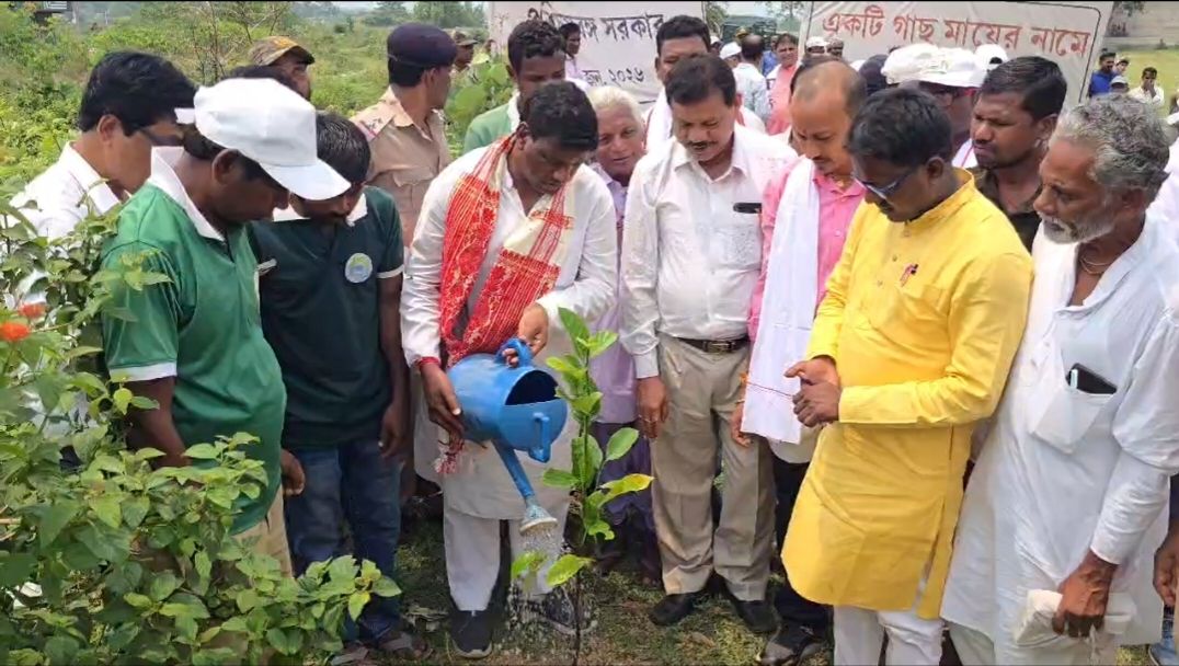 গাছ দাদু পদ্মশ্রী দুখু মাঝি-র উপস্থিতিতে মাতৃঋণ শোধ করতে উদ্যোগ ঝালদায়
