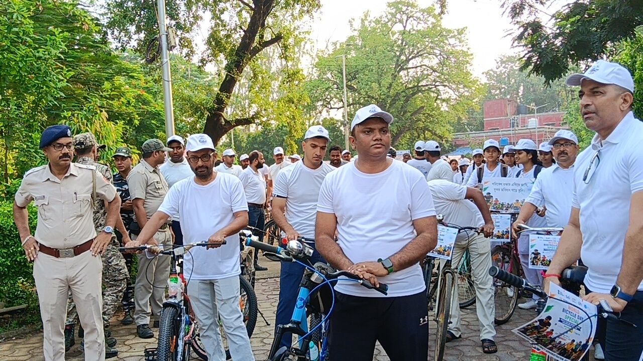 সাইকেল দিবস! রবিবার স্বয়ং ডিএম চাপলেন সাইকেলে