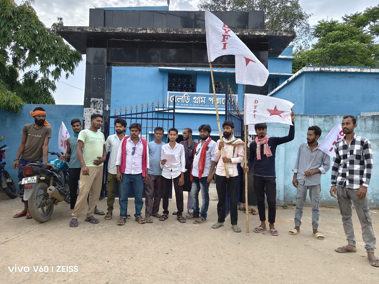 সেতু,রাস্তা সহ ১২ দফা দাবিতে প্রধানের কাছে স্মারকলিপি ডিওয়াইএফআইয়ের