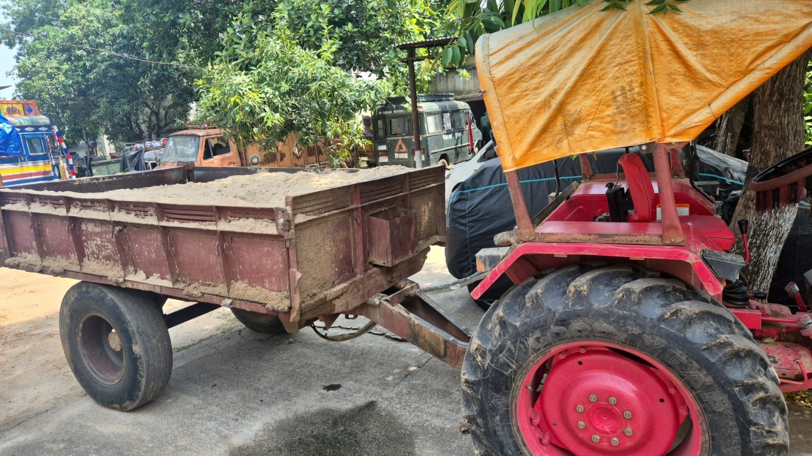 অবৈধ বালি বোঝাই দুটি ট্রাক্টর আটক পৃথক ২ থানায়