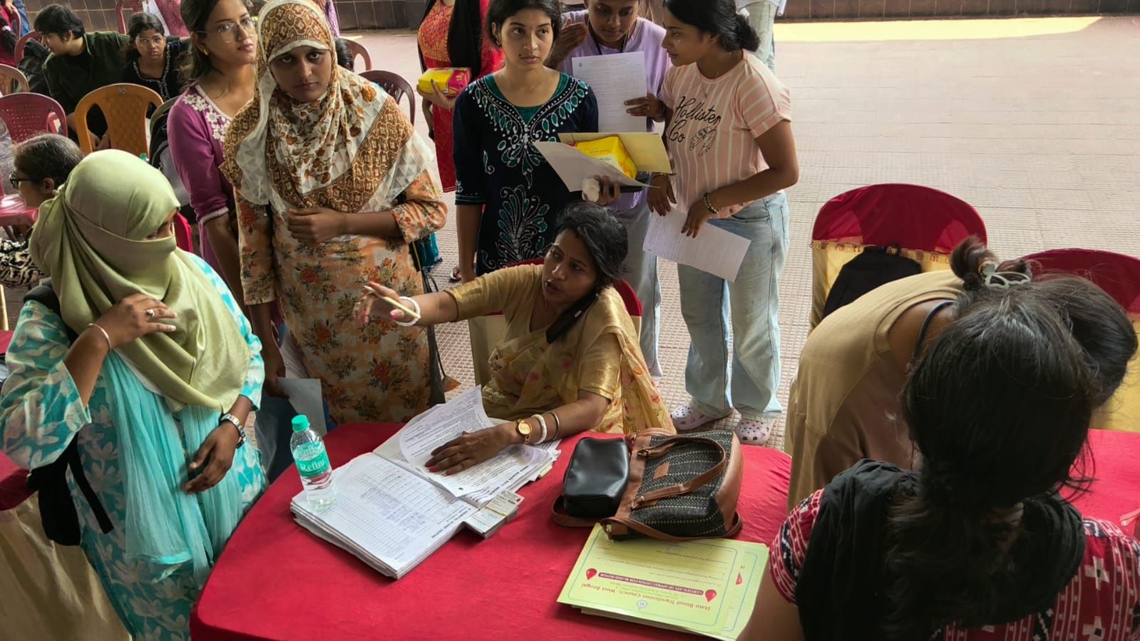 পরীক্ষা ও ক্লাসের ফাঁকেই জীবনদান! পুরুলিয়ায় রক্ত সংকট মেটাতে সিধো-কানহো-বিরসা বিশ্ববিদ্যালয় এনএসএস-এর ছাত্রীদের নেতৃত্বে অভিনব উদ্যোগ