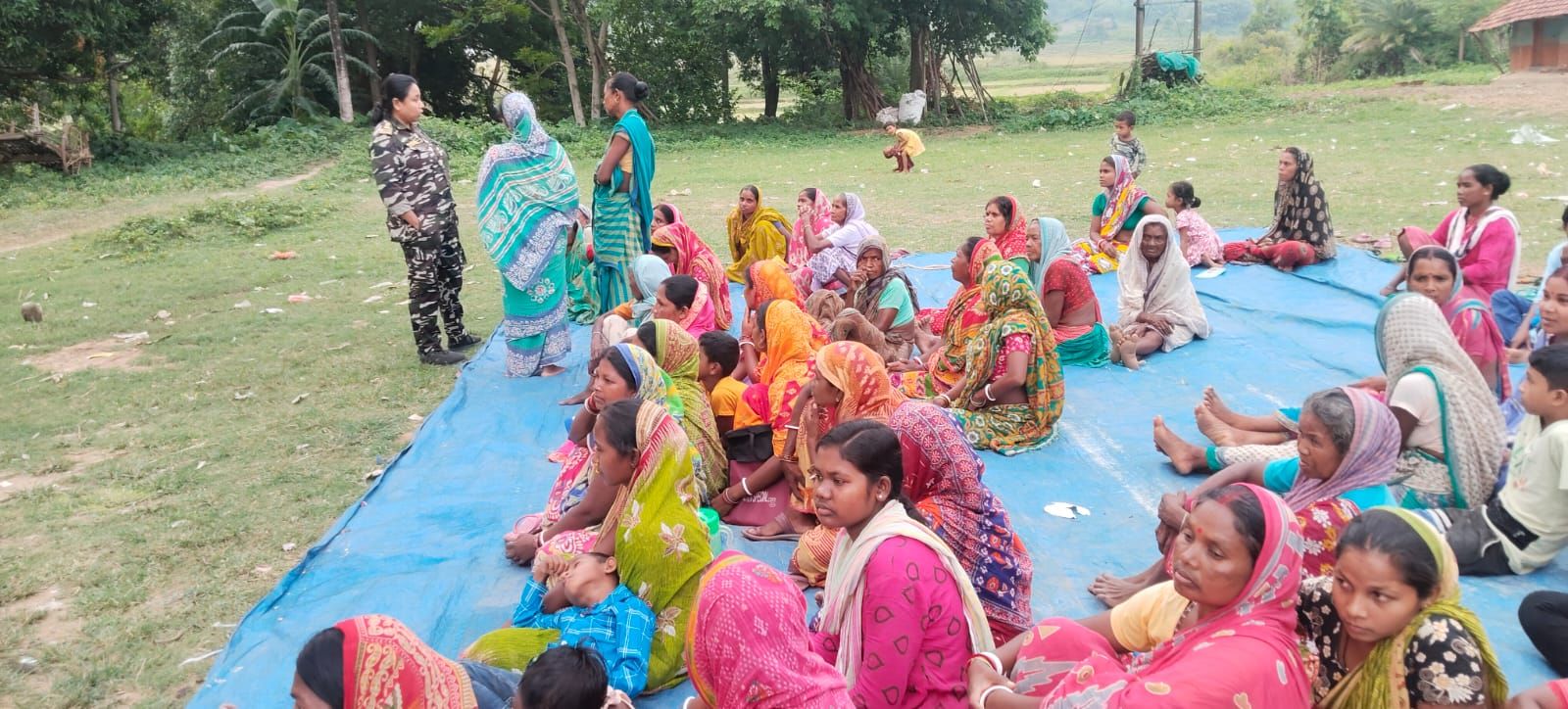 নতুন এসপির উদ্যোগে খাটিয়া বৈঠক বান্দোয়ানে, হাতে হাতে পৌঁছালো জরুরি ফোন নম্বর