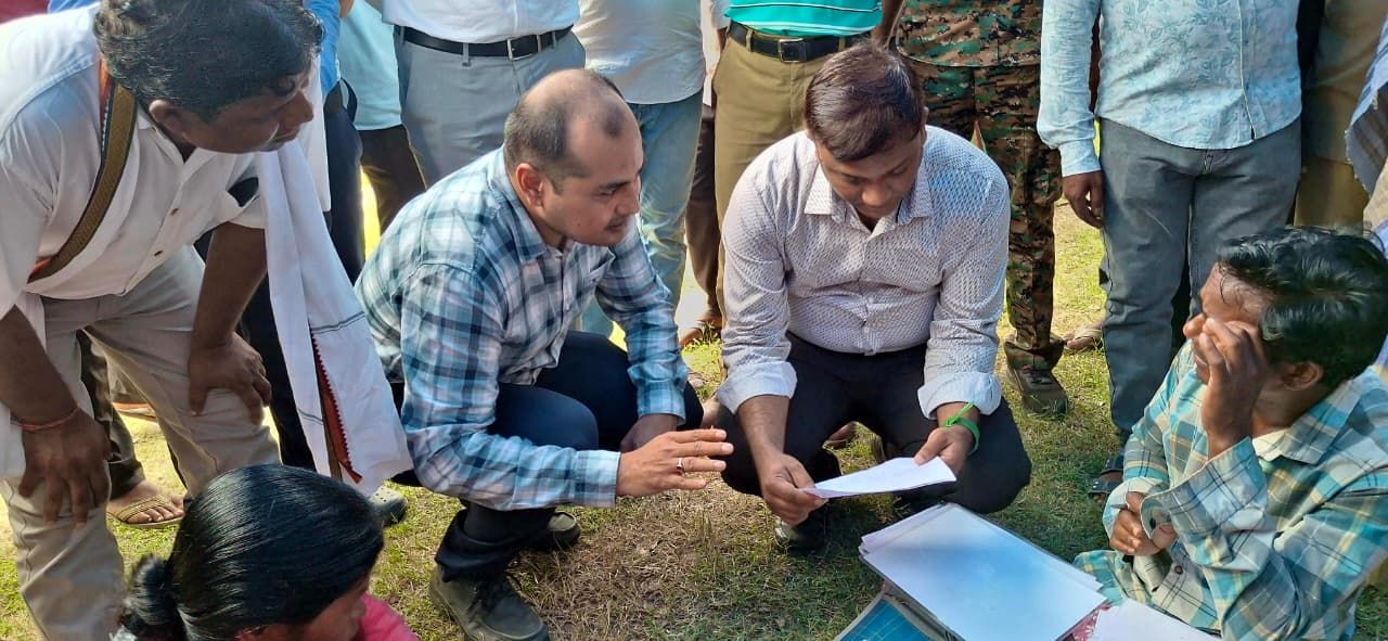 মাটিতেই বসে পড়লেন খোদ ডিএম, এ কী কাণ্ড বান্দোয়ানে!