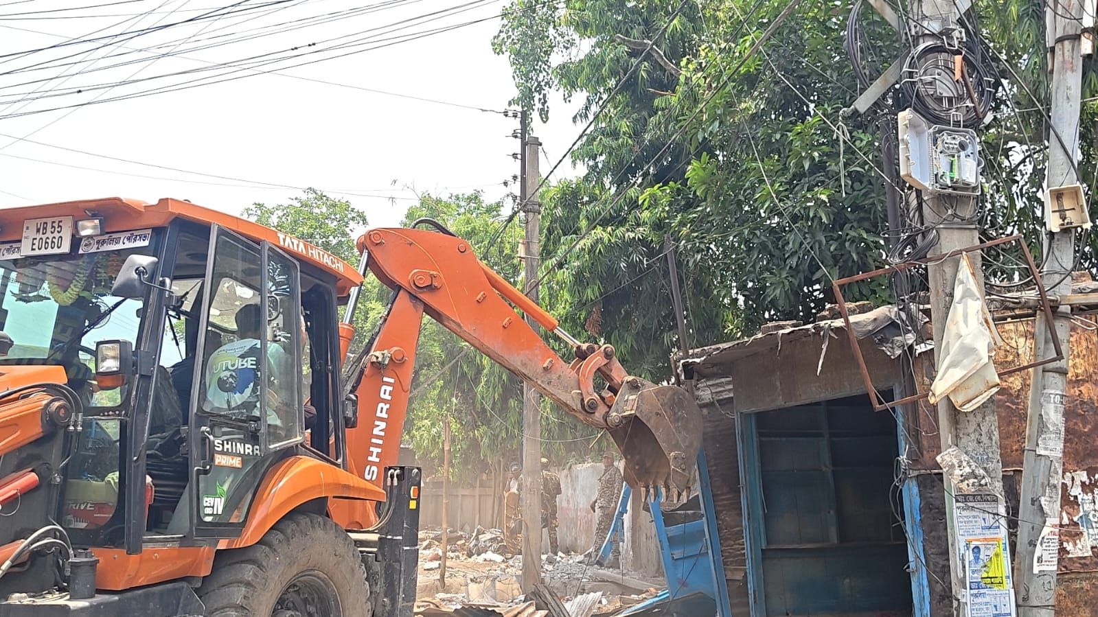 বুলডোজার অভিযানে এবার সাফ পুরুলিয়ার কোর্ট রোড