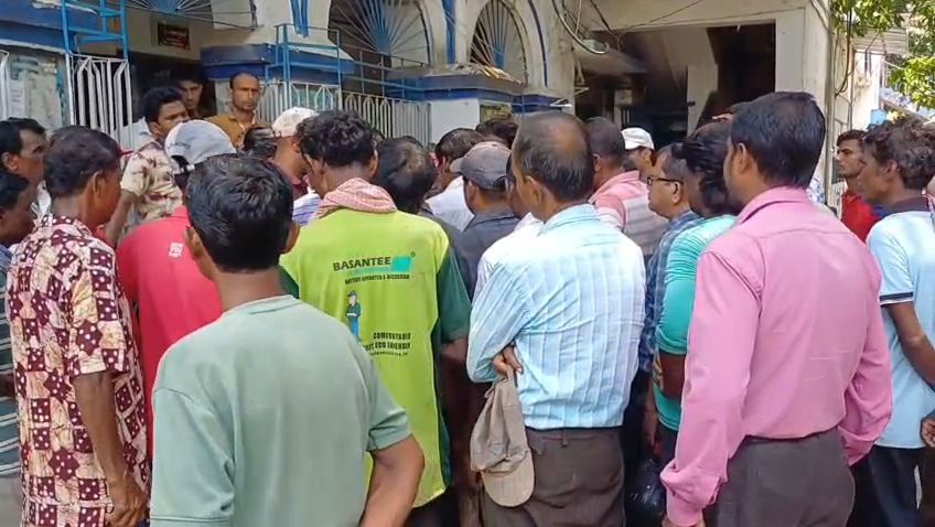 বেতন নেই, পুরুলিয়া শহরে জল বন্ধ করার হুঁশিয়ারি পুরসভার জল বিভাগের কর্মীদের