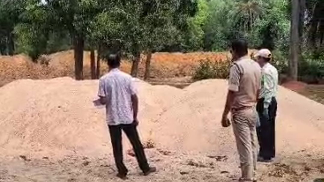 অভিযান চালিয়ে বিপুল পরিমাণ বালি বাজেয়াপ্ত করল ভূমি সংস্কার দফতর