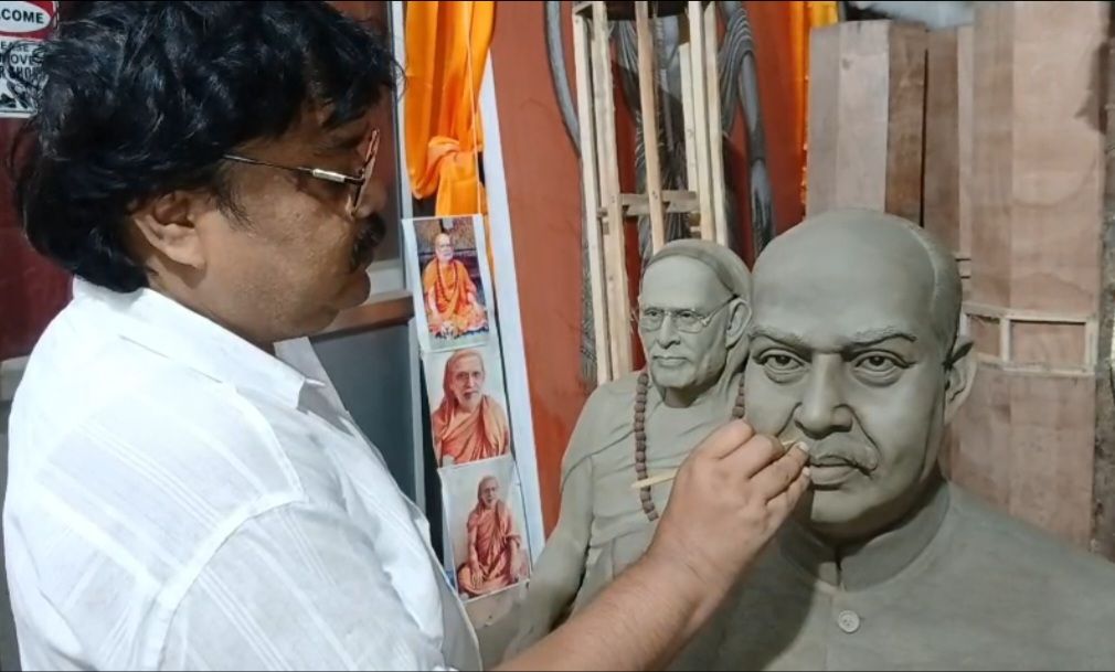 ভারতকেশরীর ১২৫তম জন্মবার্ষিকীতে ভারত সেবাশ্রমের শ্রদ্ধার্ঘ্য প্রতিষ্ঠিত হচ্ছে পুরুলিয়ার শিল্পীর হাতে গড়া শ্যামাপ্রসাদ মূর্তি