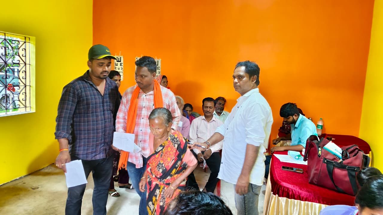 মানুষের পাশে আমডিহা দুর্গা মন্দির কমিটি: পুরুলিয়ায় বিনামূল্যে চক্ষু চিকিৎসা ও ছানি অপারেশন