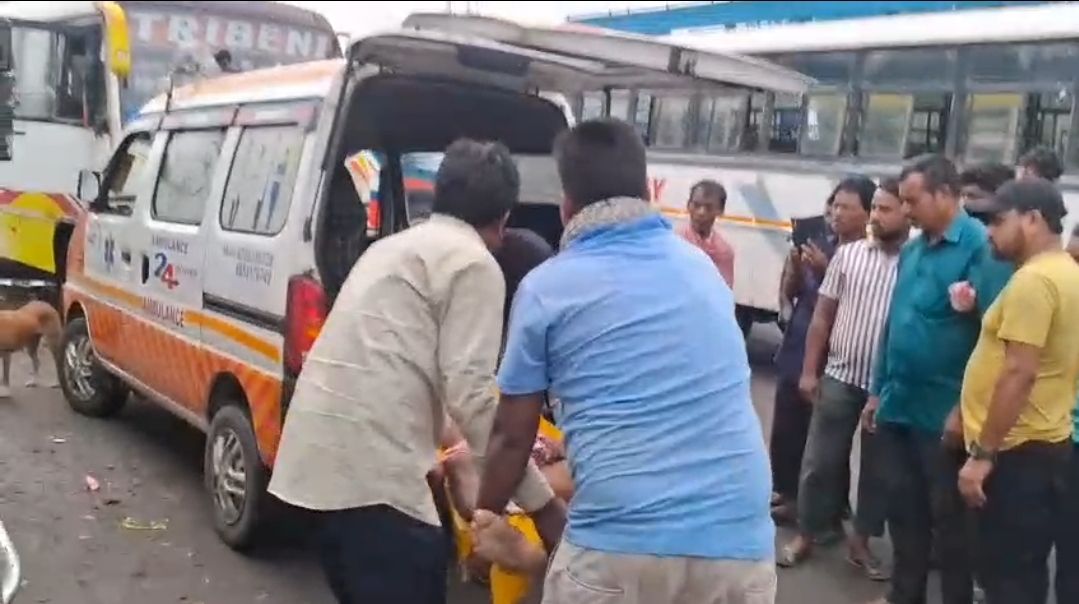 বাসের ভেতরেই খালাসির দেহ, চাঞ্চল্য মানবাজারে