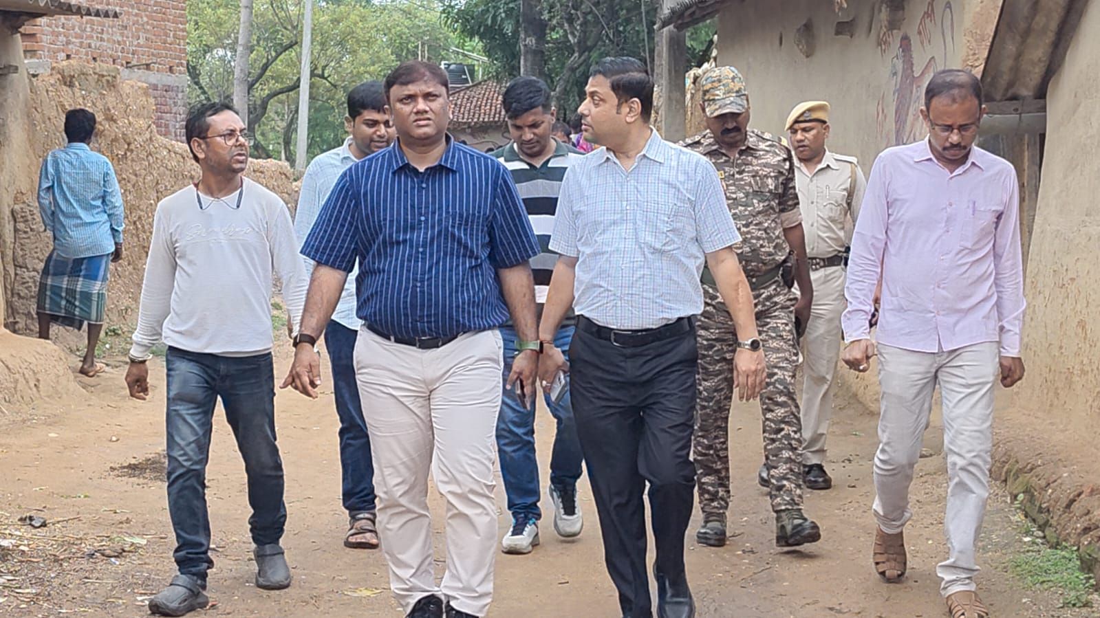 প্রধানমন্ত্রী আবাস যোজনার সমীক্ষার কাজ খতিয়ে দেখতে সরেজমিনে জেলাশাসক