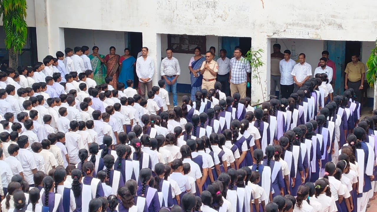 পড়ুয়া মন বুঝে গল্পের ছলে শিক্ষকের ভূমিকায় সচেতনতার পাঠ পুলিশের