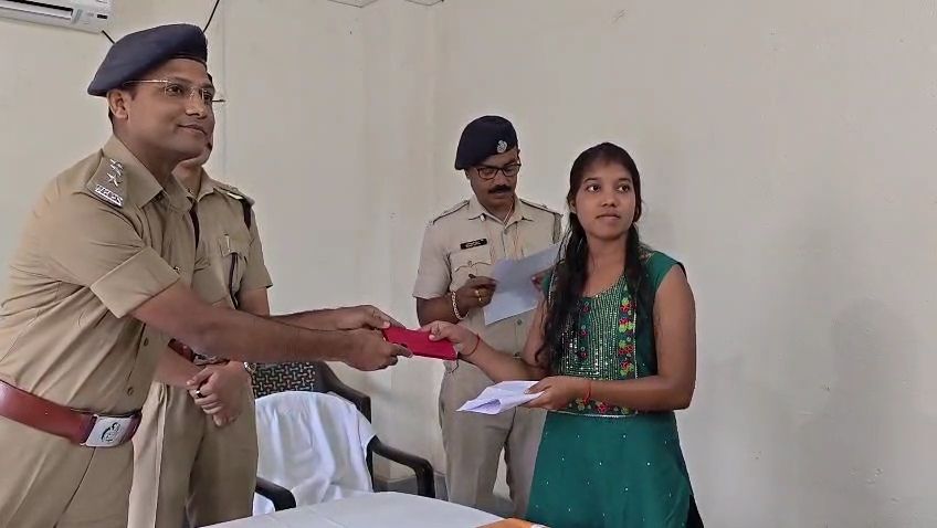 ১২৫টি হারিয়ে যাওয়া মোবাইল ফেরত দিয়ে হাসি ফোটালো পুরুলিয়া সদর থানা