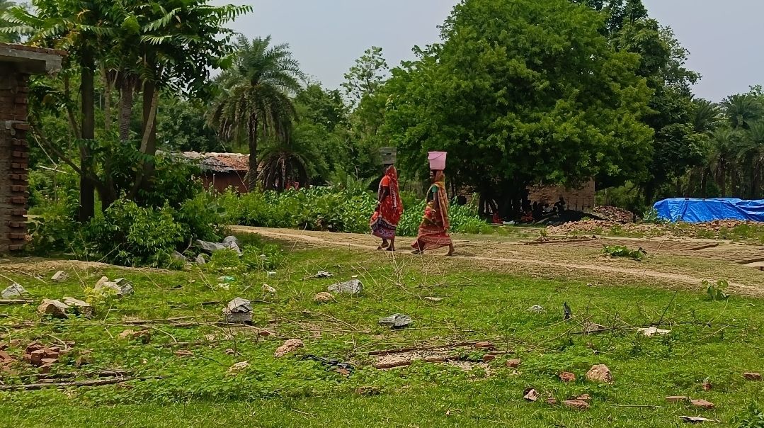 এক গ্লাস জলের জন্যও লড়াই ৭০ পরিবারের, ঝালদার গ্রামে প্রতিশ্রুতি সম্বল