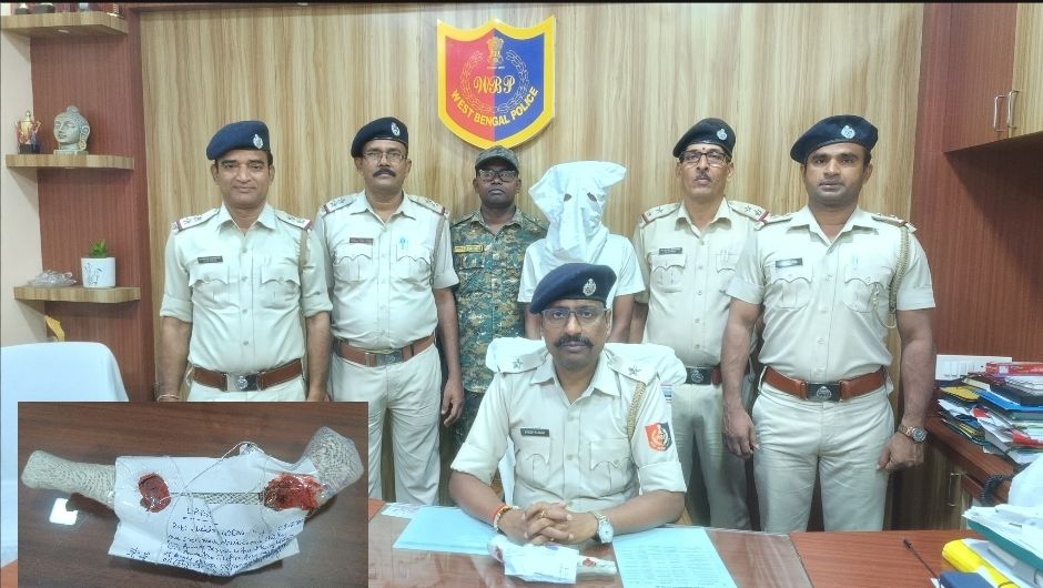 ঝালদা থানার হাতে পিস্তল সহ ধরা পড়ল যুবক