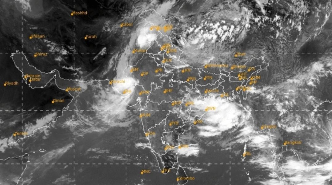 টানা বৃষ্টিতে কমল তাপমাত্রা, তবু আর্দ্রতায় ভয়ানক অস্বস্তি পুরুলিয়ায়