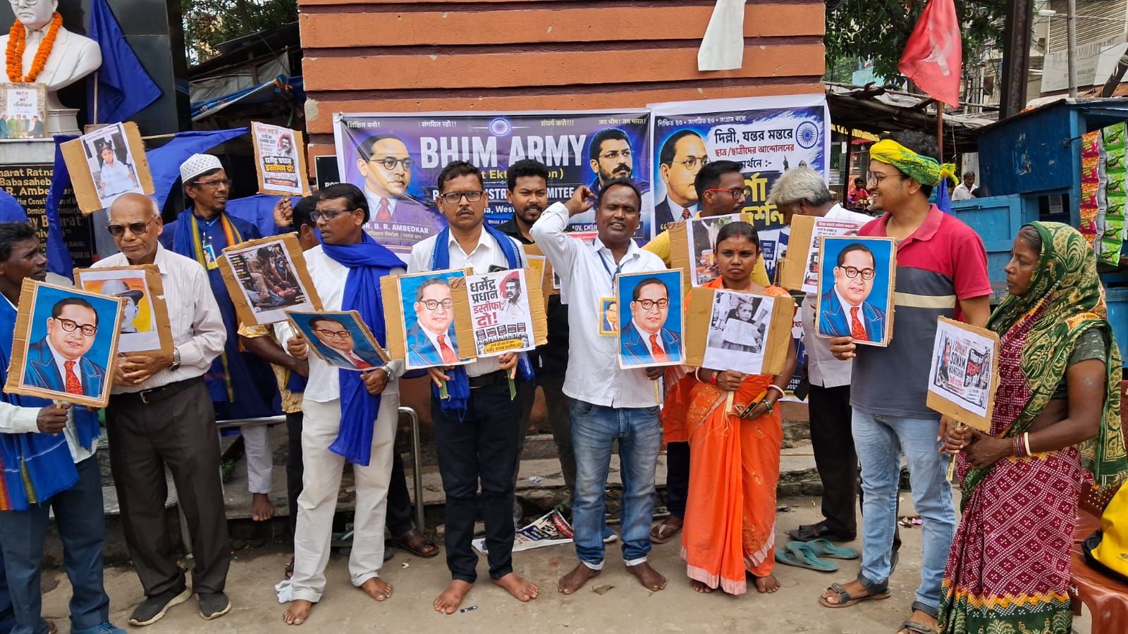 শিক্ষার বেনিয়মে দিল্লি- কলকাতার বিক্ষোভের আঁচ পুরুলিয়াতেও! ভীম আর্মি সংগঠনের প্রতিবাদ