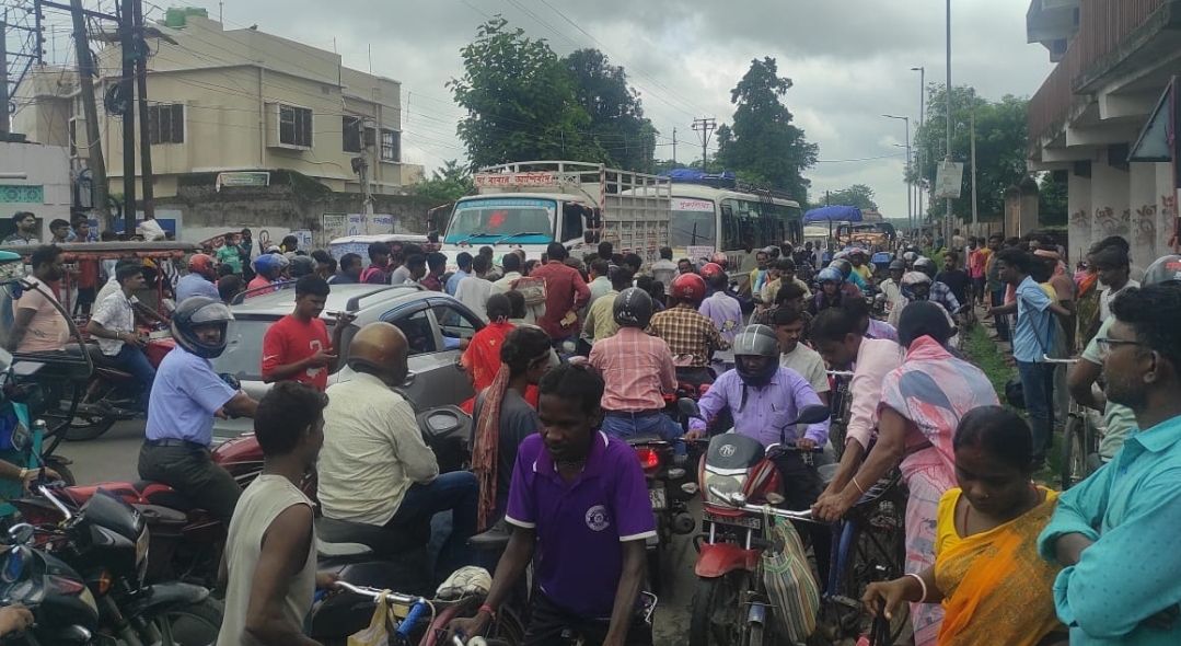 ড্রেন -রাস্তার দাবিতে পুরুলিয়া শহরে তুমুল উত্তেজনা, অবরুদ্ধ রাজ্য সড়ক