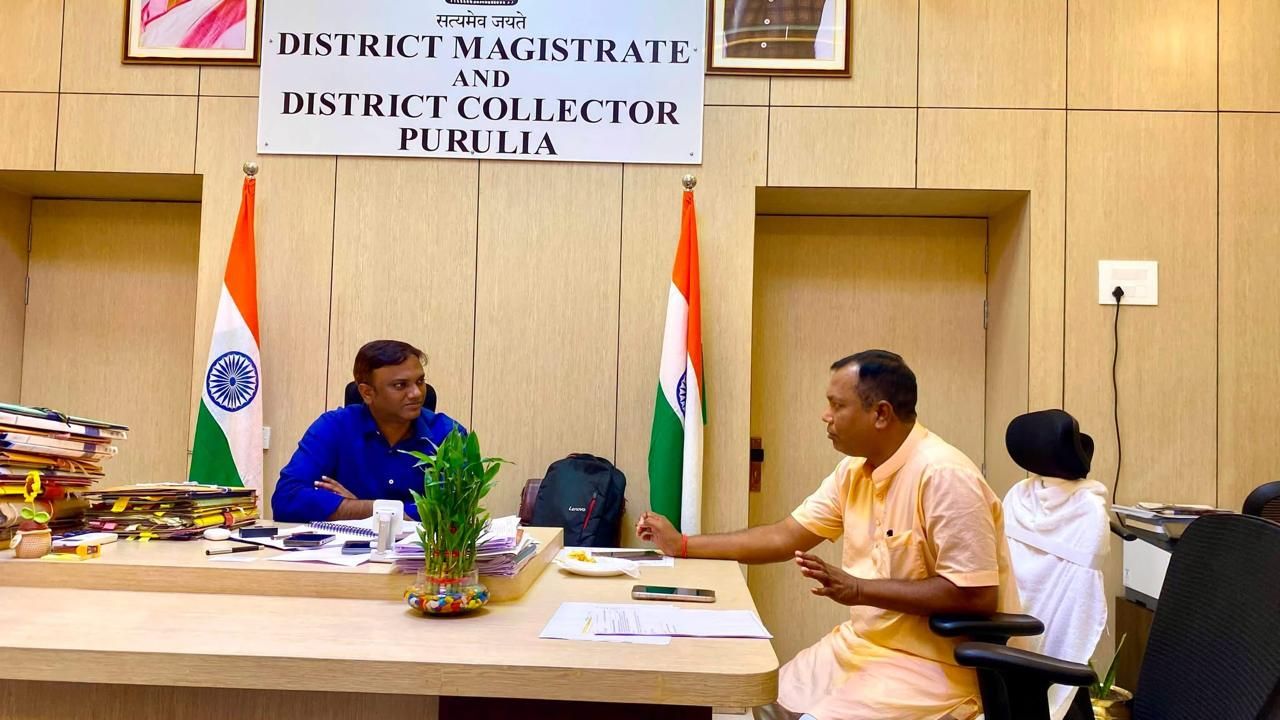 অন্নপূর্ণা যোজনা নিয়ে জেলা শাসকের সঙ্গে বৈঠকে মন্ত্রী নদিয়ারচাঁদ বাউরি