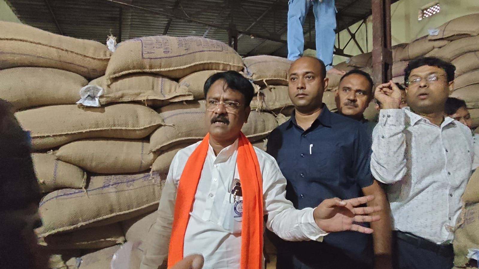 আচমকা পুরুলিয়ায় পরিদর্শনে খাদ্যমন্ত্রী, গোডাউনের সামগ্রী দেখে অসন্তুষ্ট কীর্তনীয়া