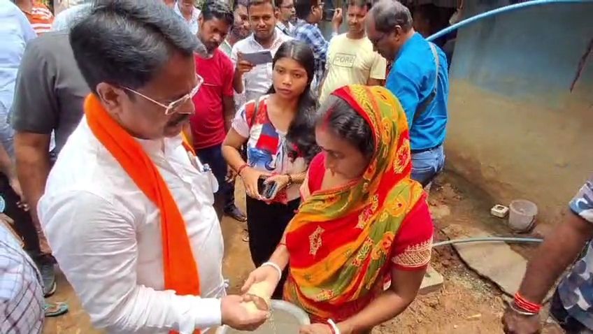 দুচাকার গাড়ি বা ফ্রিজ থাকলে রেশন বাতিল! এমন প্রচার'গুজব' বলে দিলেন মন্ত্রী