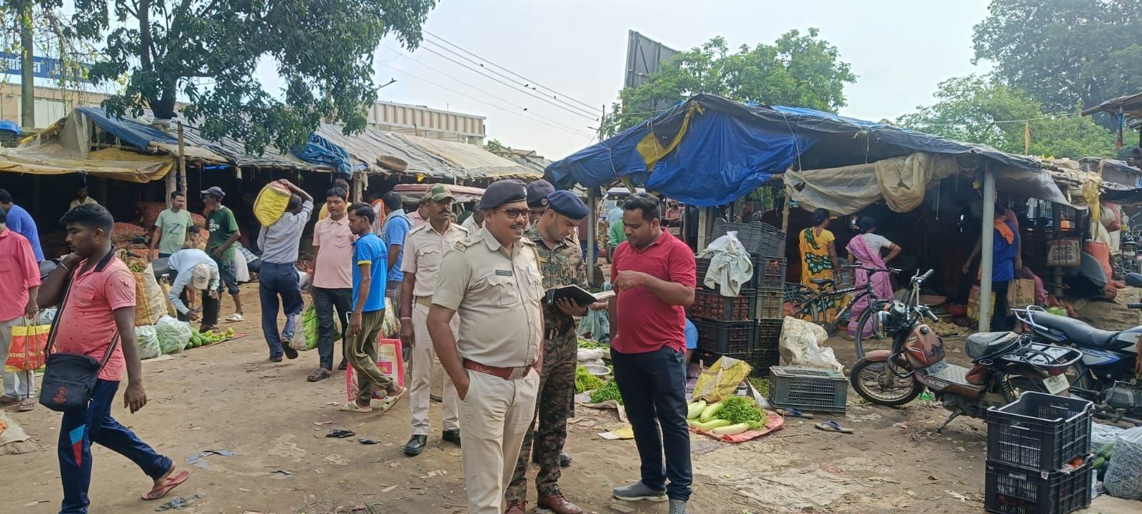 সবজির মার্কেটে  কালোবাজারি হচ্ছে না তো ? বিভিন্ন দপ্তরকে নিয়ে ছুটির রবিবারে সারপ্রাইজ ভিজিট পুরুলিয়া পুলিশের