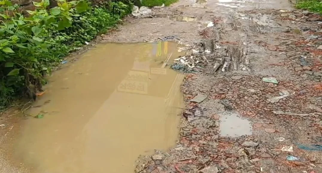 হাসপাতালের রাস্তা মরণফাঁদ, আন্দোলনের হুঁশিয়ারি ঝালদায়