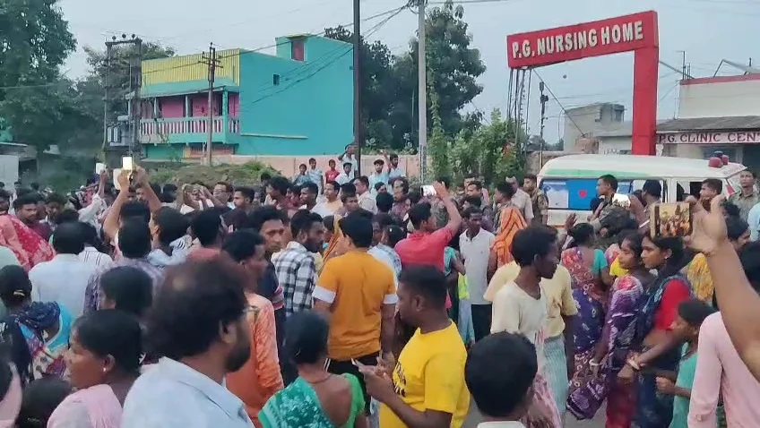 ‘ভুল চিকিৎসায়’ মৃত্যু! মৃতদেহ রেখে পুরুলিয়া-বরাকর সড়কে বিক্ষোভ, তীব্র উত্তেজনা নিতুড়িয়ায়
