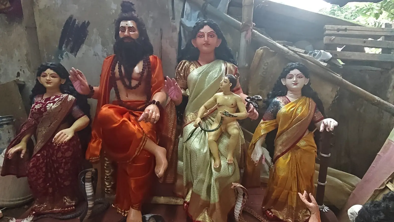 বৃষ্টির মধ্যেই পুরুলিয়ায়  বিষহরি আরাধনার প্রস্তুতি, হাসি নেই মৃৎশিল্পীদের মুখে