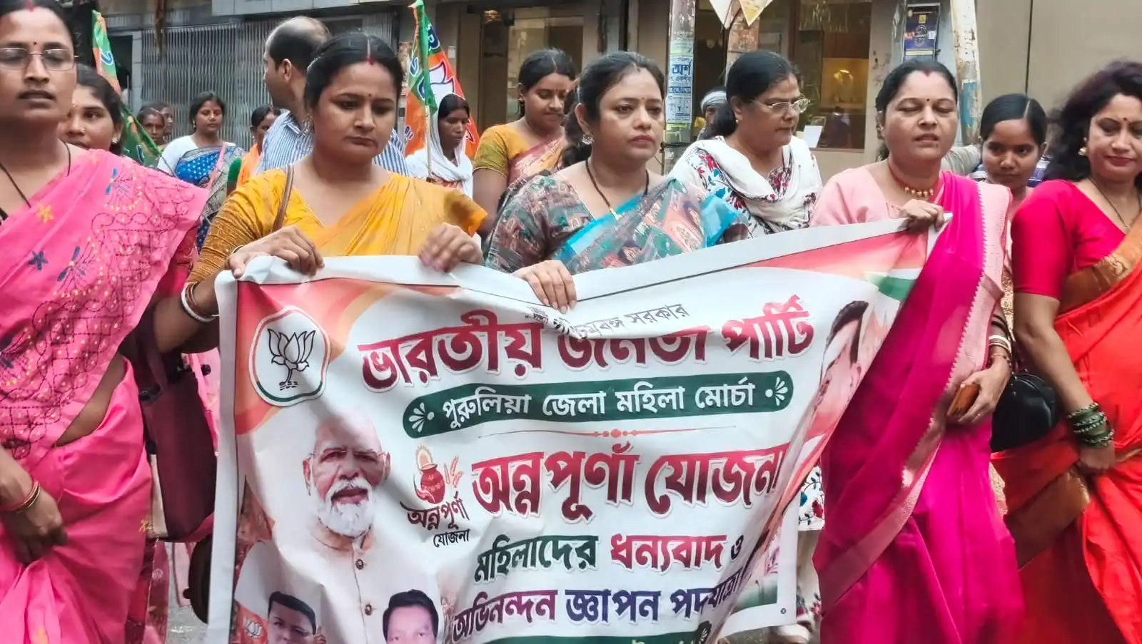 বেড়ে গেছে অন্নপূর্ণা যোজনার বরাদ্দ, আনন্দে পুরুলিয়া শহরে মিছিল মহিলাদের