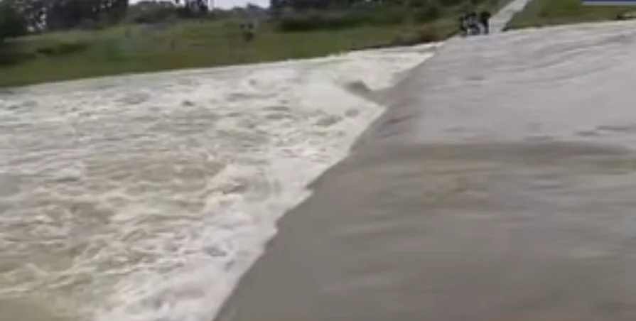 প্রবল বর্ষণে বরাবাজারে তলিয়ে গেলো বাইক, বরাত জোরে বাঁচলেন আরোহী