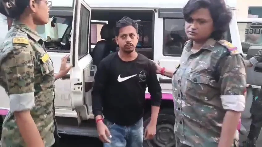 রিচার্জ করাতে গিয়ে মহিলাদের যৌন প্রস্তাব, রঘুনাথপুরে ধৃত যুবক