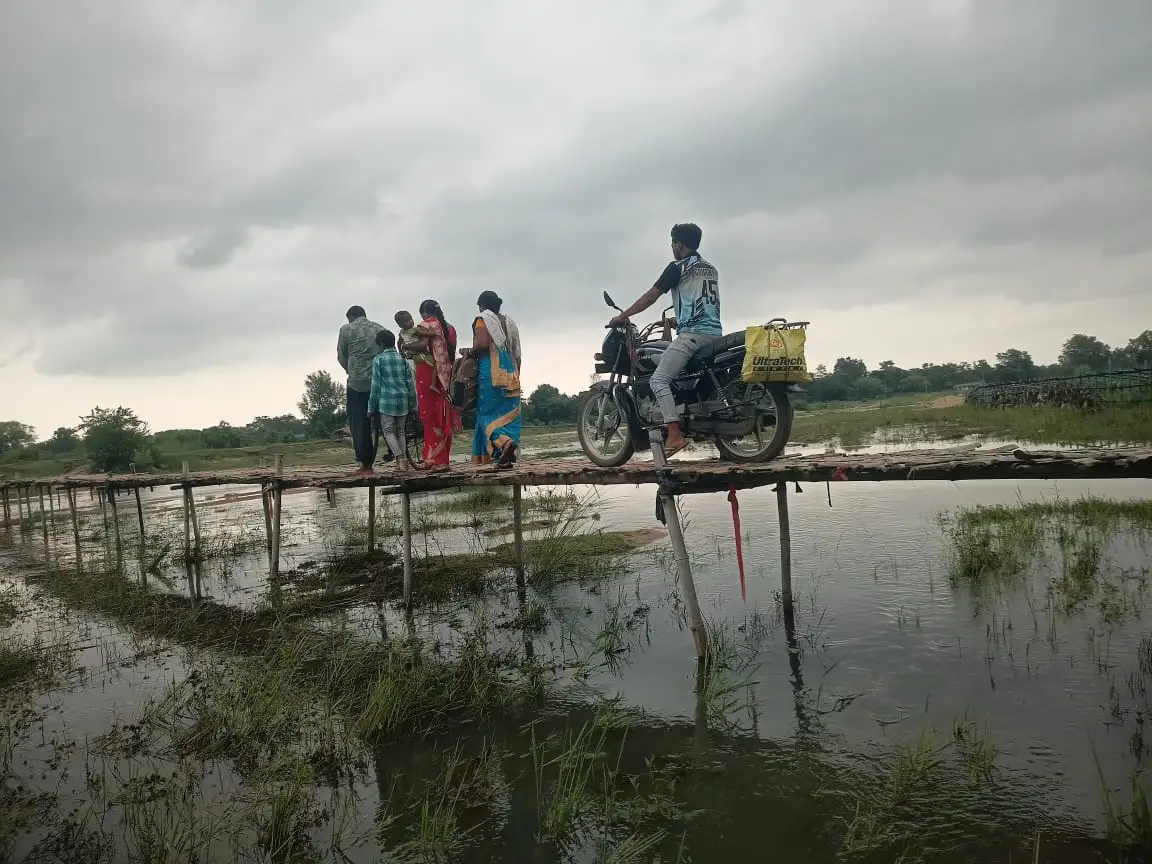 নদীর জল কমতেই ফের স্বেচ্ছাশ্রমে বাঁশের সাঁকো গড়লেন আড়শার গ্রামবাসীরা