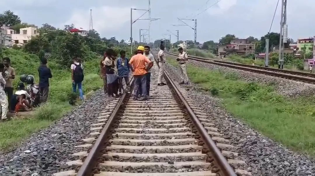 পুরুলিয়া শহরে ট্রেনের ধাক্কায় মৃত্যু যুবকের