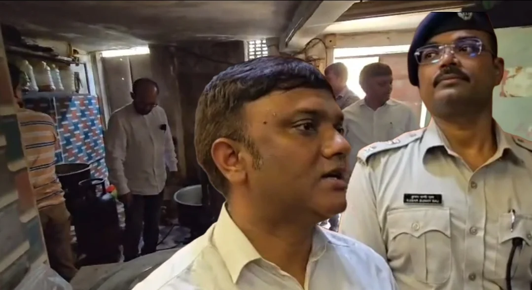 হোটেলে রেস্তোরাঁয় খাবার কেমন? পুরুলিয়া শহরে তল্লাশিতে সামিল খোদ ডিএম, এসপি