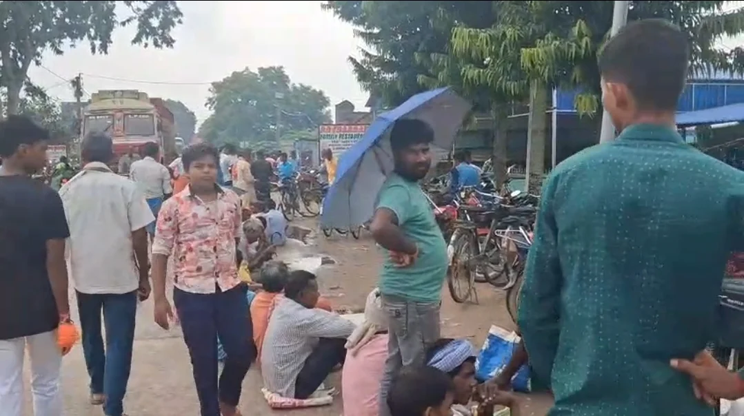 সারের জন্য রাতভর অপেক্ষা, জয়পুরে পথ অবরোধ চাষিদের